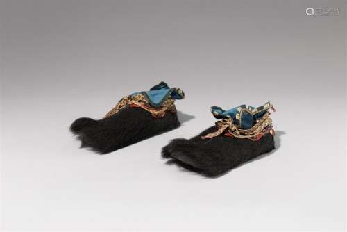 A pair kegutsu. Leather and fur. 19th century