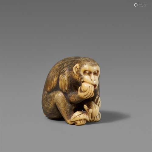 An ivory netsuke of a seated monkey. Early 19th century
