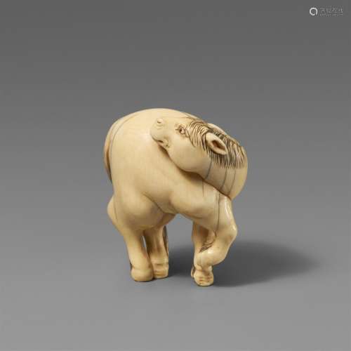 An ivory netsuke of a muscular horse. Around 1800