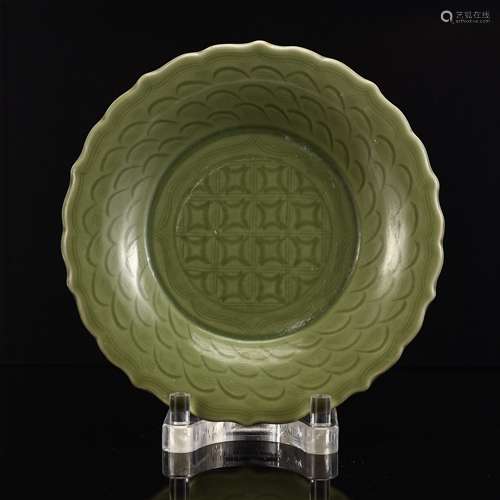 Carved flower plate in Longquan kiln