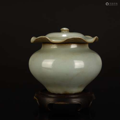 Lotus leaf pot in Longquan kiln