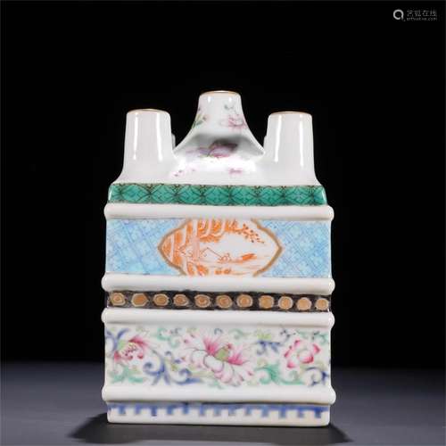 A Chinese Famille Rose Porcelain Vase with Flower