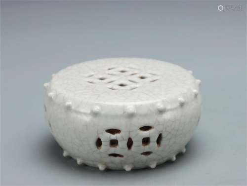 A Chinese Ge You Glazed Porcelain Decoration