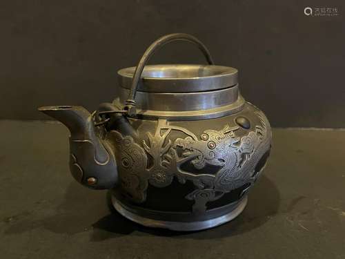 Chinese Yixing teapot.