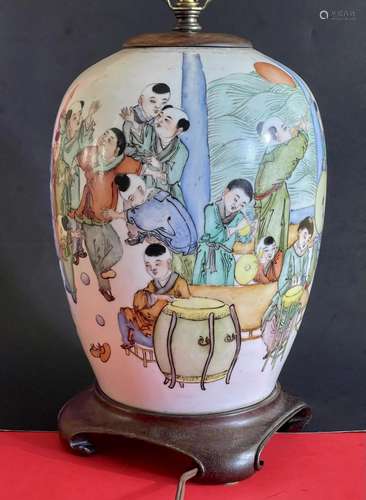 Chinese famille rose porcelain jar lamp.