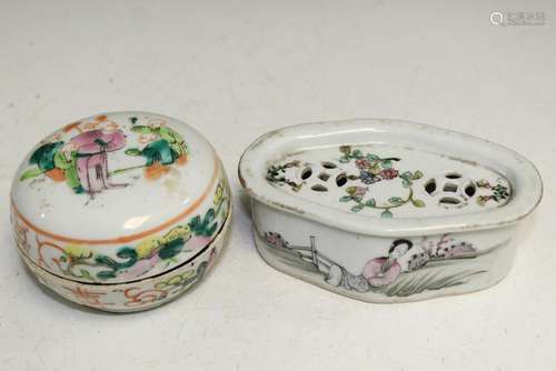 Two Chinese famille rose porcelain boxes.