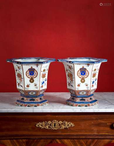 59 - A PAIR OF ARMORIAL SAMSON PORCELAIN JARDINIERES