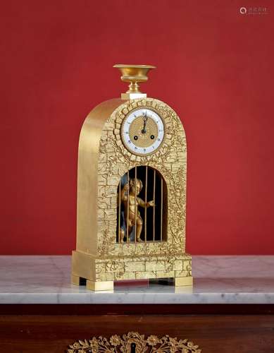 60 - A GILT-BRONZE CLOCK DEPICTING «LOVE IN A CAGE»