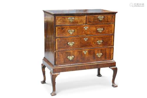 AN EARLY 18TH CENTURY WALNUT CHEST OF DRAWERS, with two shor...