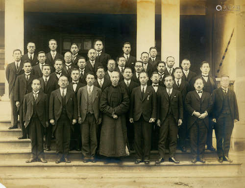 长春臼井写真馆 1932 长春臼井写真馆 郑孝胥与日本公学校职员合影...