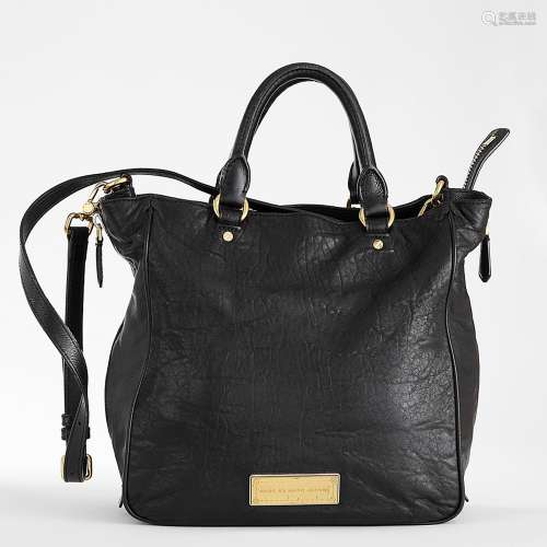 MARC JACOBS Handbag in black leather Gilted hardwareZip clos...