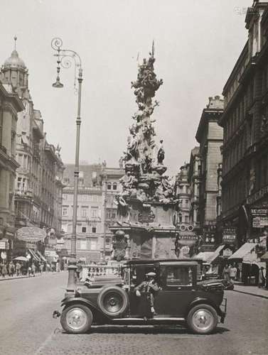 Paul W. John Wien am Graben, mit der Dreifaltigkeitskirche. ...