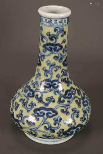 Chinese Porcelain Vase,