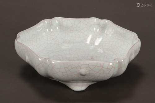 Chinese Crackle Glaze Tri-Footed Bowl,