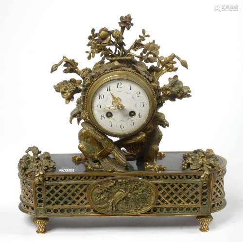 Pendule de style Louis XVI en bronze doré au cadran soutenu ...