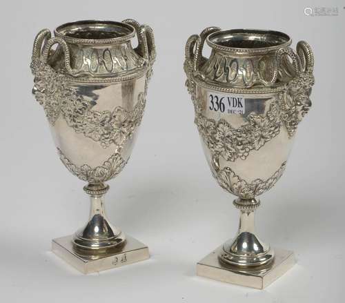 Paire de petites cassolettes de style Louis XVI en argent au...