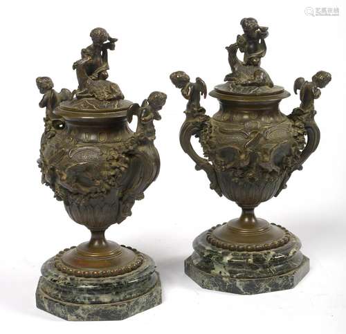 Paire de petits vases couverts Napoléon III en bronze à pati...