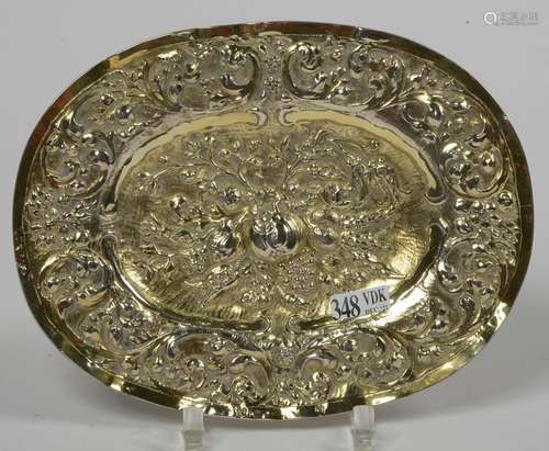 Petit plat ovale en argent vermeil repoussé à décor floral. ...