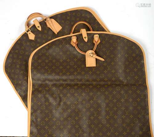 LOUIS VUITTON - Deux sacs porte costume de marque Louis Vuit...