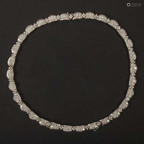 Ravissant collier en platine et or gris 18 carats serti de d...