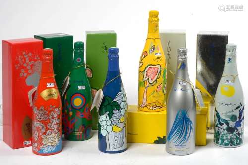 Six bouteilles de champagne Taittinger Collection par Hans H...