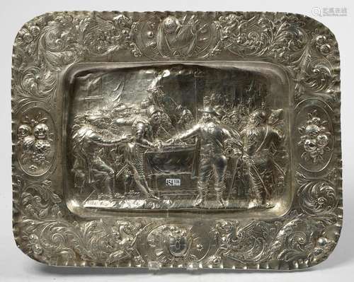 Grand plat en argent repoussé à décor de "Soldats"...