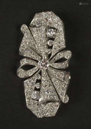 Ravissante broche en or blanc 18 carats sertie de diamants t...