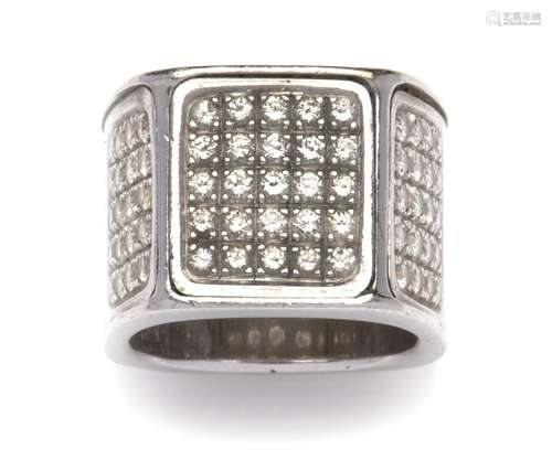 An 18k white gold diamond ring