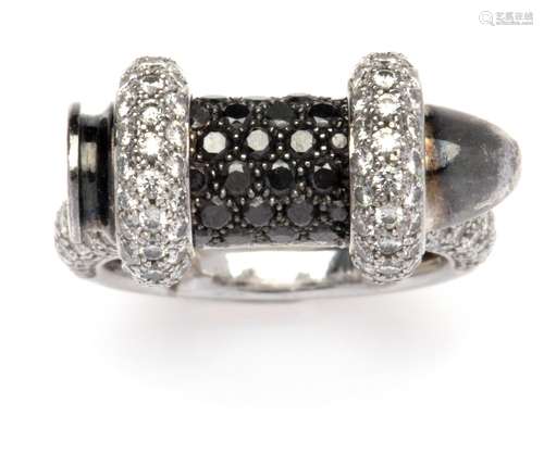 An 18k white gold diamond ring, by Akillis