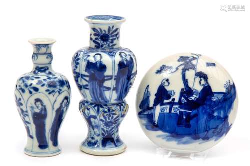 Two blue and white small vases and a seal paste box