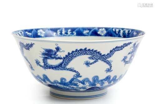 A blue and white dragon bowl