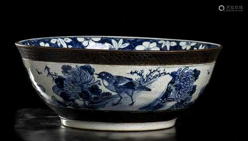 A LARGE 'BLUE AND WHITE' PORCELAIN BASIN China, Qi...