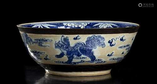 A LARGE 'BLUE AND WHITE' PORCELAIN BASIN China, Qi...