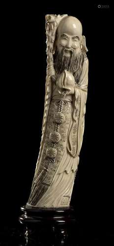 AN IVORY SHOULAO China, early 20th century