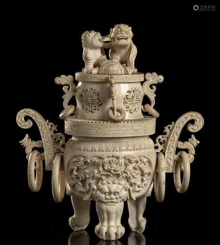 AN IVORY VASE WITH LID China, early 20th century