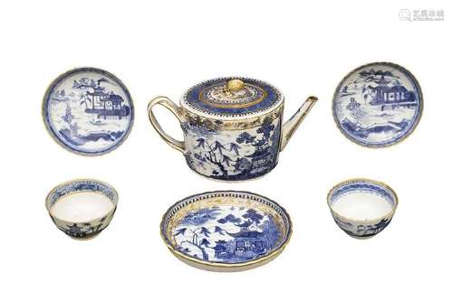 A 'BLUE AND WHITE' AND GILT PORCELAIN 'WILLOW...