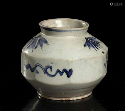 A 'BLUE AND WHITE' GLAZED PORCELAIN FACETED JAR Ko...