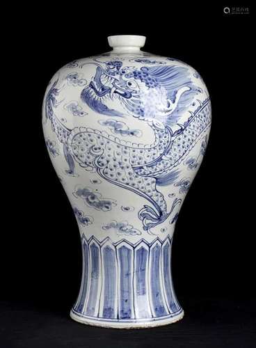 A LARGE 'BLUE AND WHITE' PORCELAIN 'DRAGON&#x...