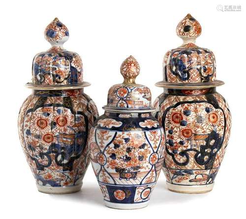 THREE 'IMARI' PORCELAIN VASES AND LID Japan, Meiji