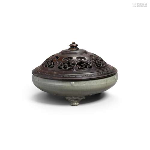 A Longquan celadon-glazed tripod censer