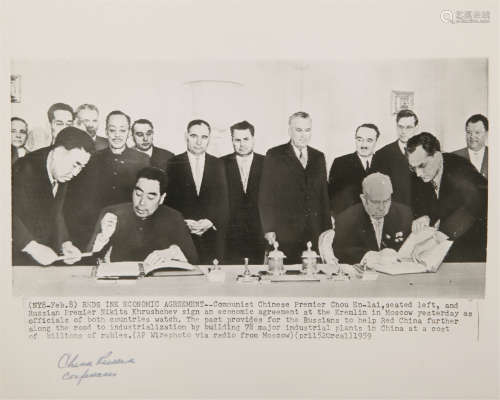 1898～1976 周恩来 周恩来与赫鲁晓夫签订经济合作协定照片