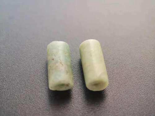 A PAIR OF AMAZONITE CARVING TUBE BEADS