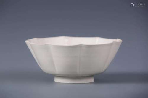 DING WARE WHITE GLAZED 'FISH' ENGRAVED BOWL