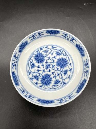 GUAN STYLE BLUE & WHITE INTERLOCKING FLOWER PLATE