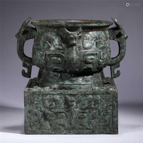 A Bronze Ritual Vessel with Double Handles