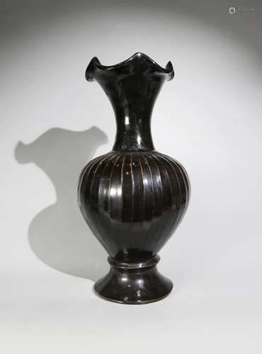 CIZHOU WARE BLACK GLAZE PETALS-RIM VASE