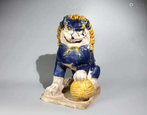 TRICOLOR GLAZE LION PORCELAIN EFFIGY