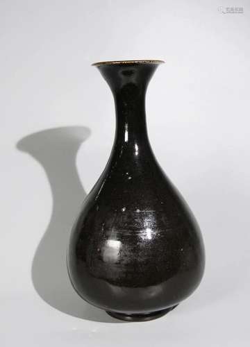 MONOCHROME BLACK GLAZED YUHUCHUN VASE