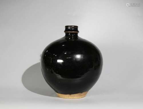 MONOCHROME BLACK GLAZED PORELAIN VASE