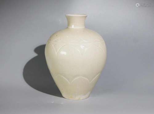 DING WARE FOLIAGE-ENGRAVED MEIPING VASE